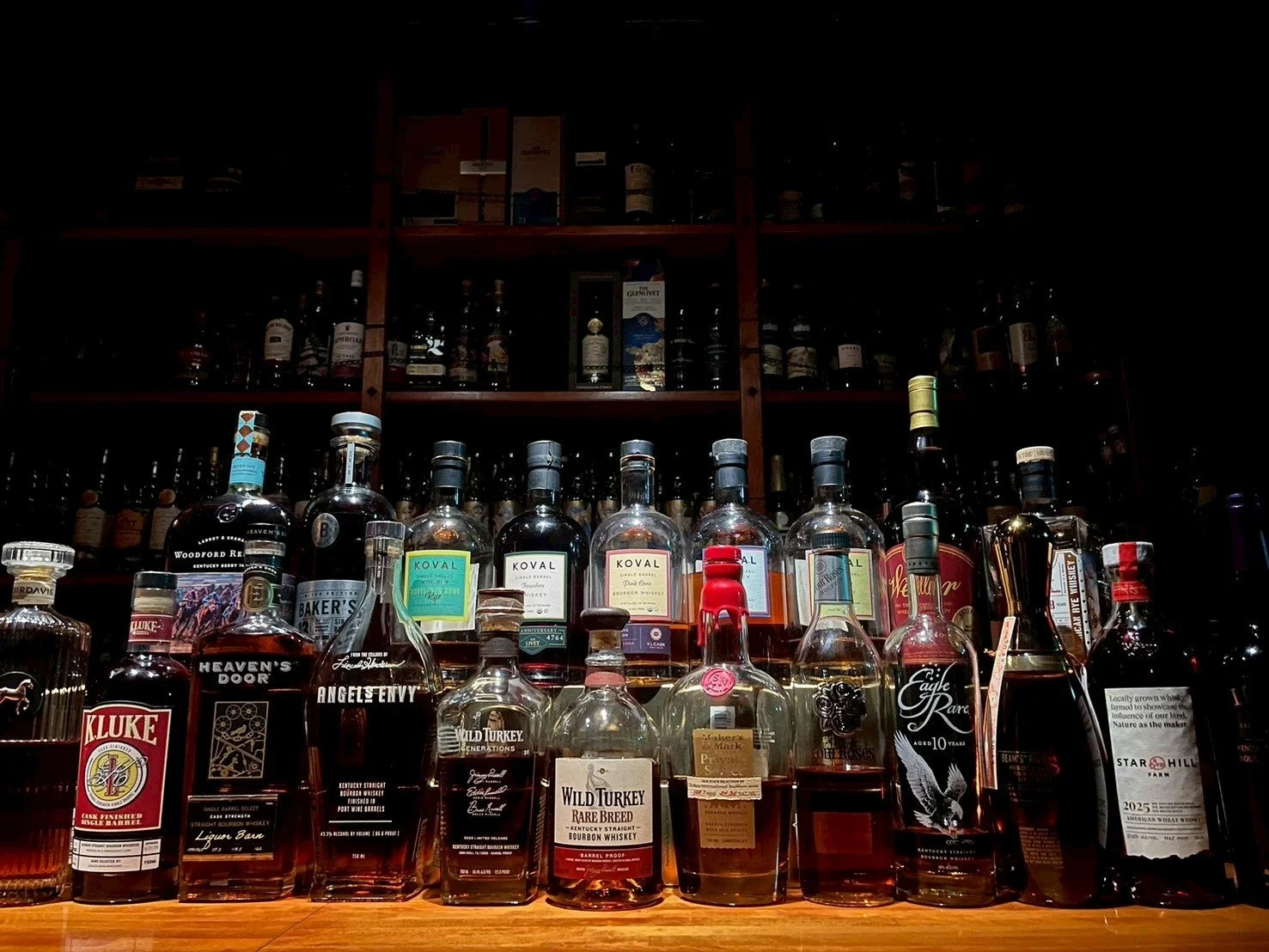 バーカウンターに並べられた多数のウイスキーボトル