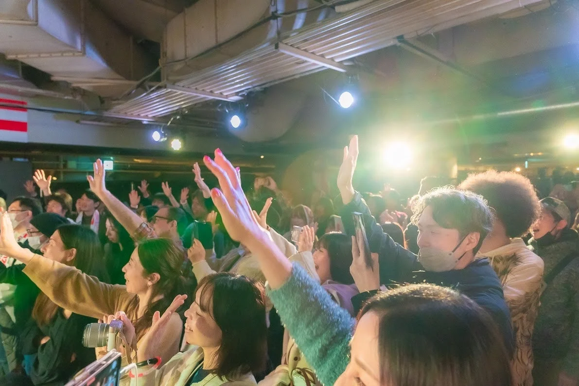 ライブイベントで盛り上がる観客