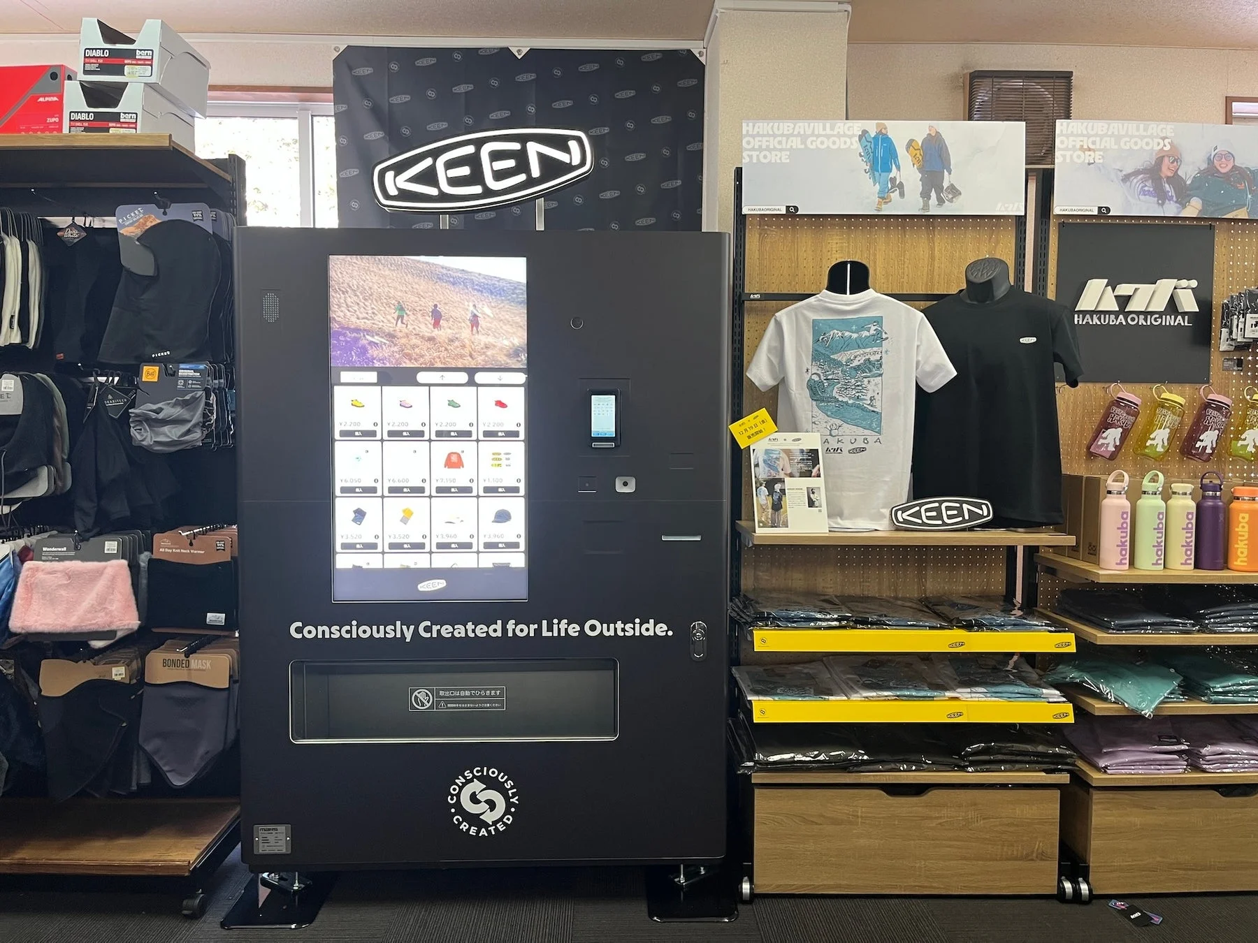アウトドア、アパレル、KEEN、白馬村、自動販売機、店舗、オリジナルグッズ、衣料品、ボトル、靴、スキー、スノーボード、ネックウォーマー、マスク、価格表示
