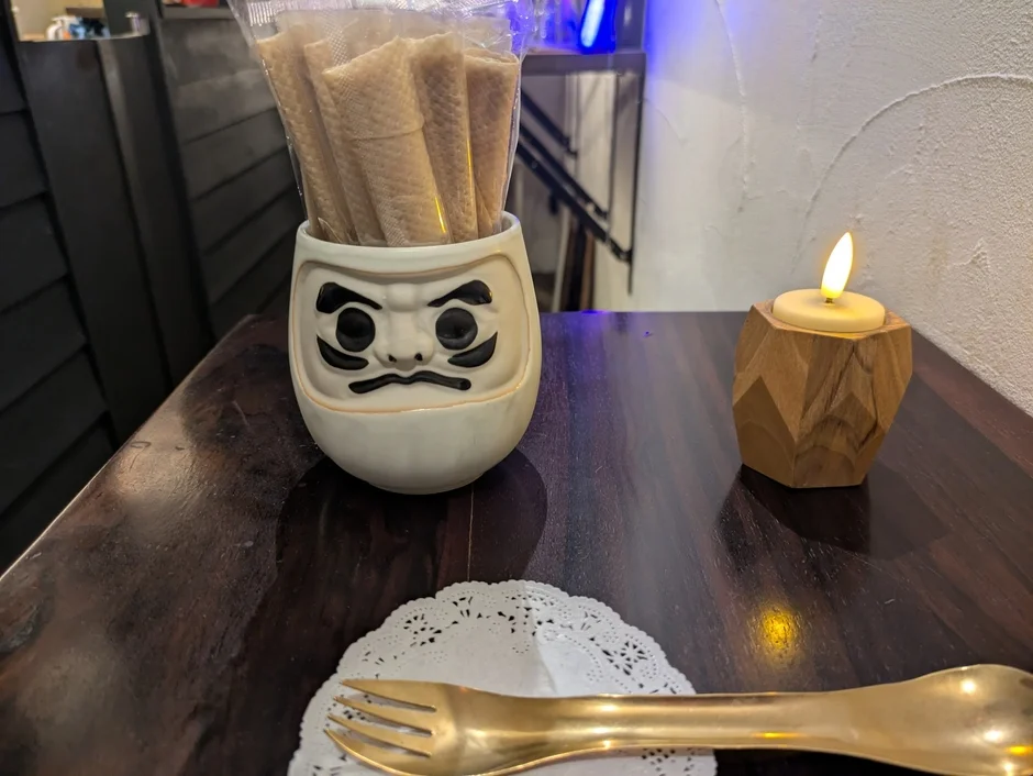 だるま型のおしぼり入れと電子キャンドル