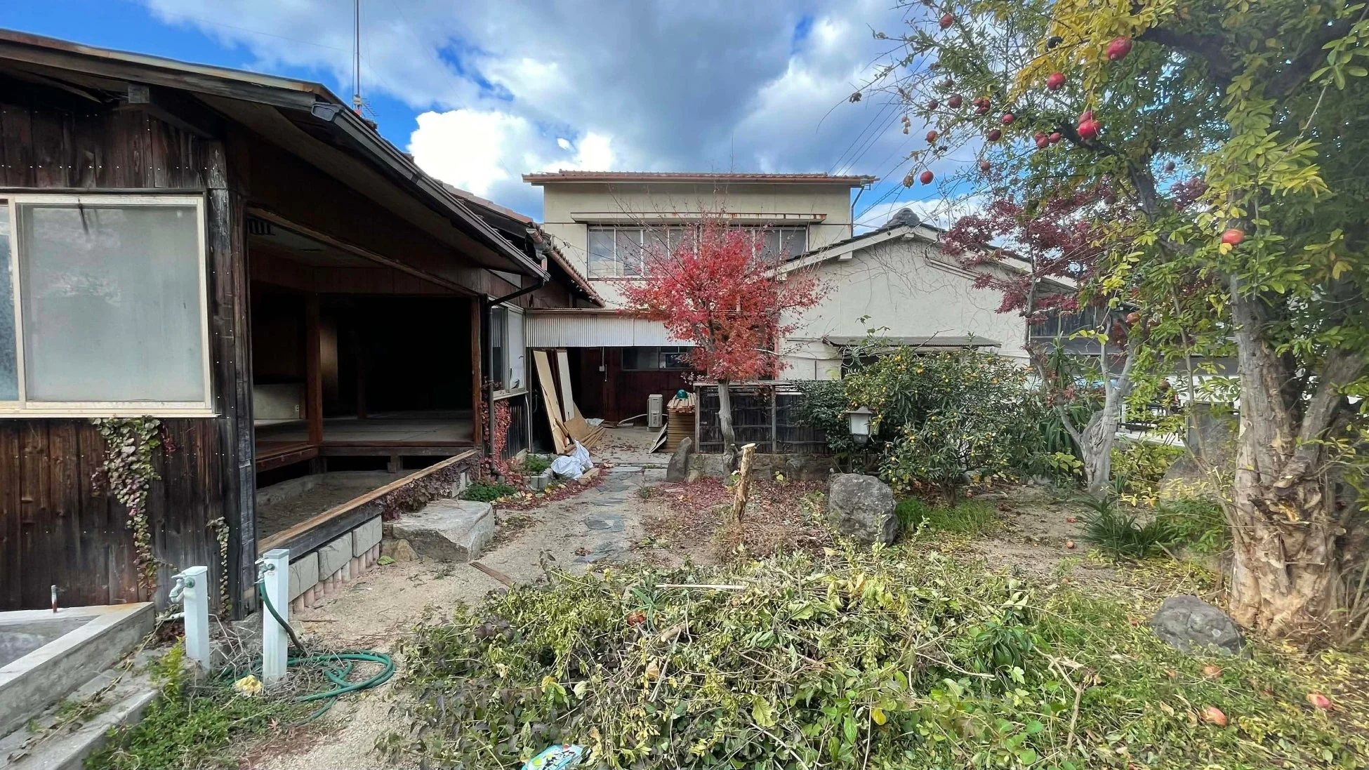 秋の古い日本家屋とその庭の風景