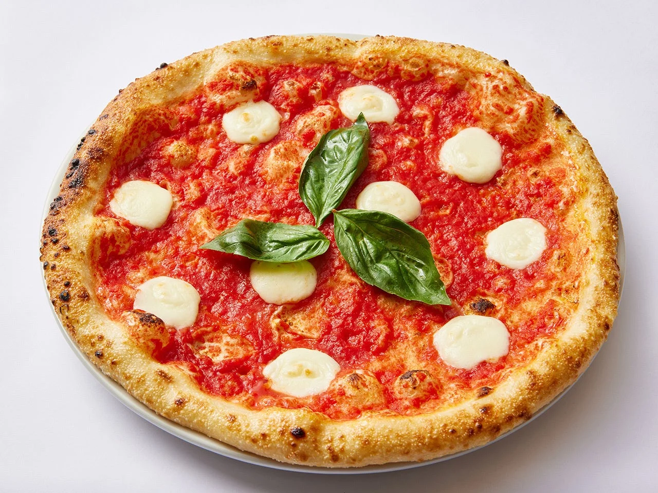 焼きたてのマルゲリータピザのクローズアップ