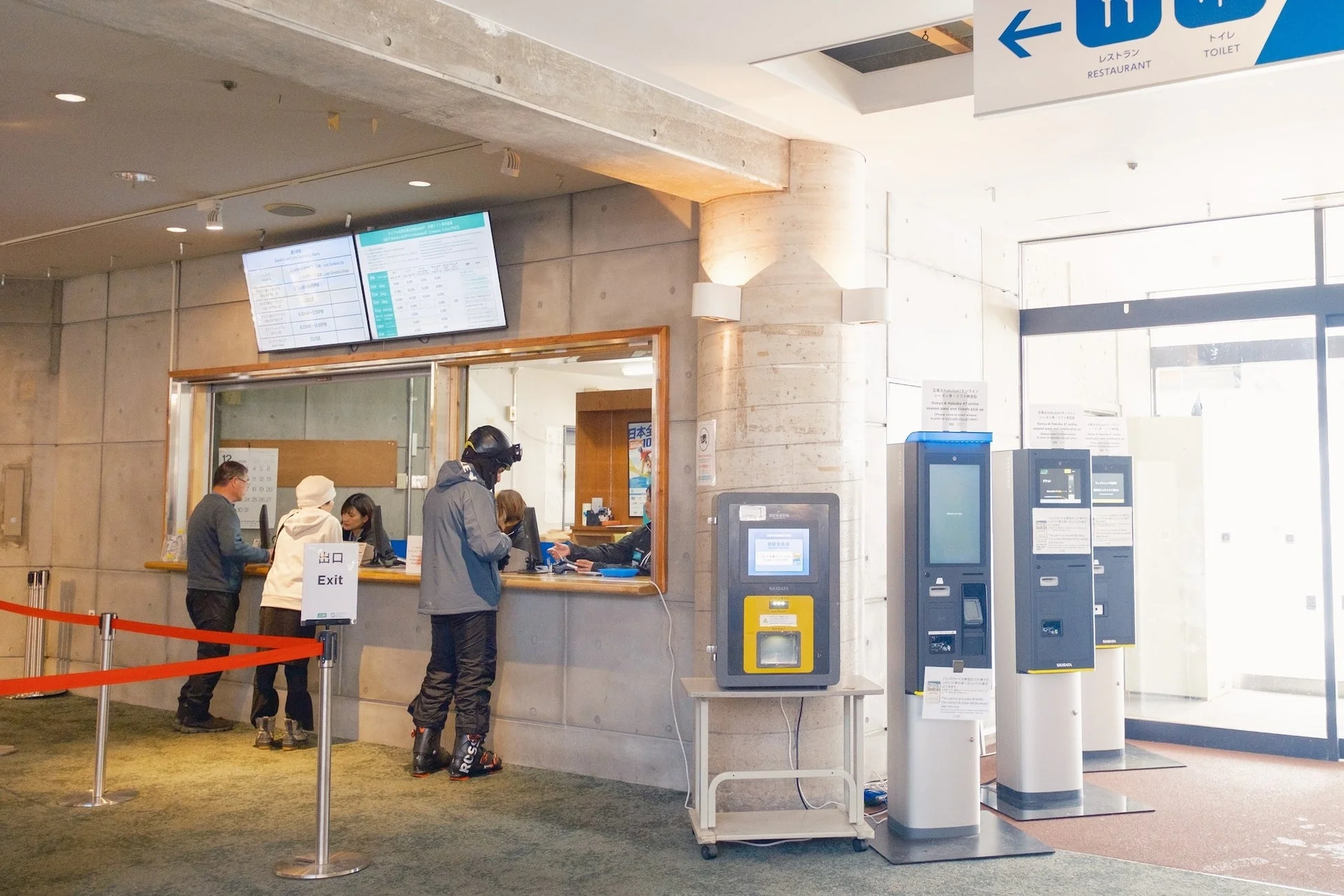 スキー場、受付、チケットカウンター、自動券売機、屋内、人々、冬、スキー、スノーボード、案内板、日本