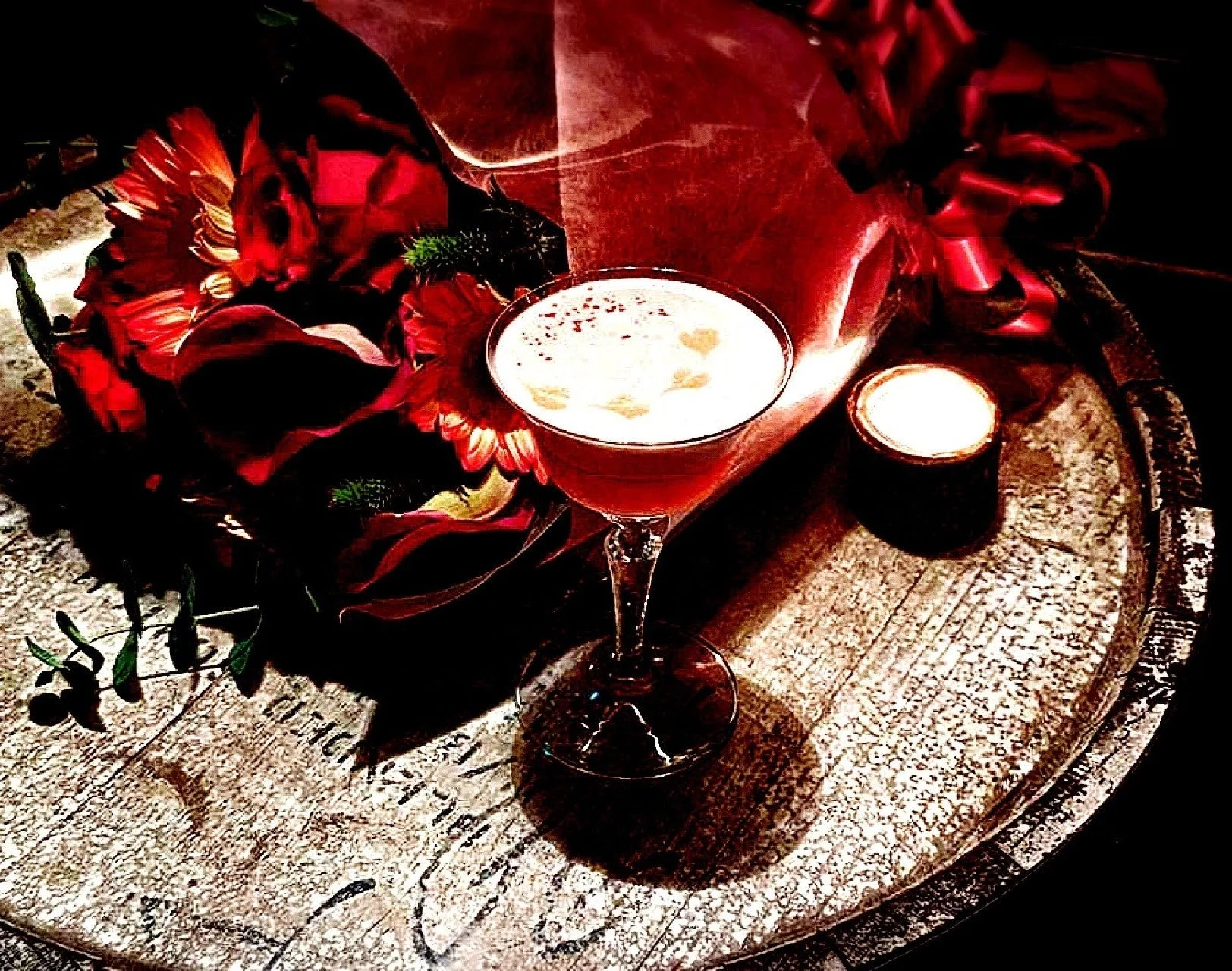 ロマンチックでムーディーな雰囲気の赤いカクテル