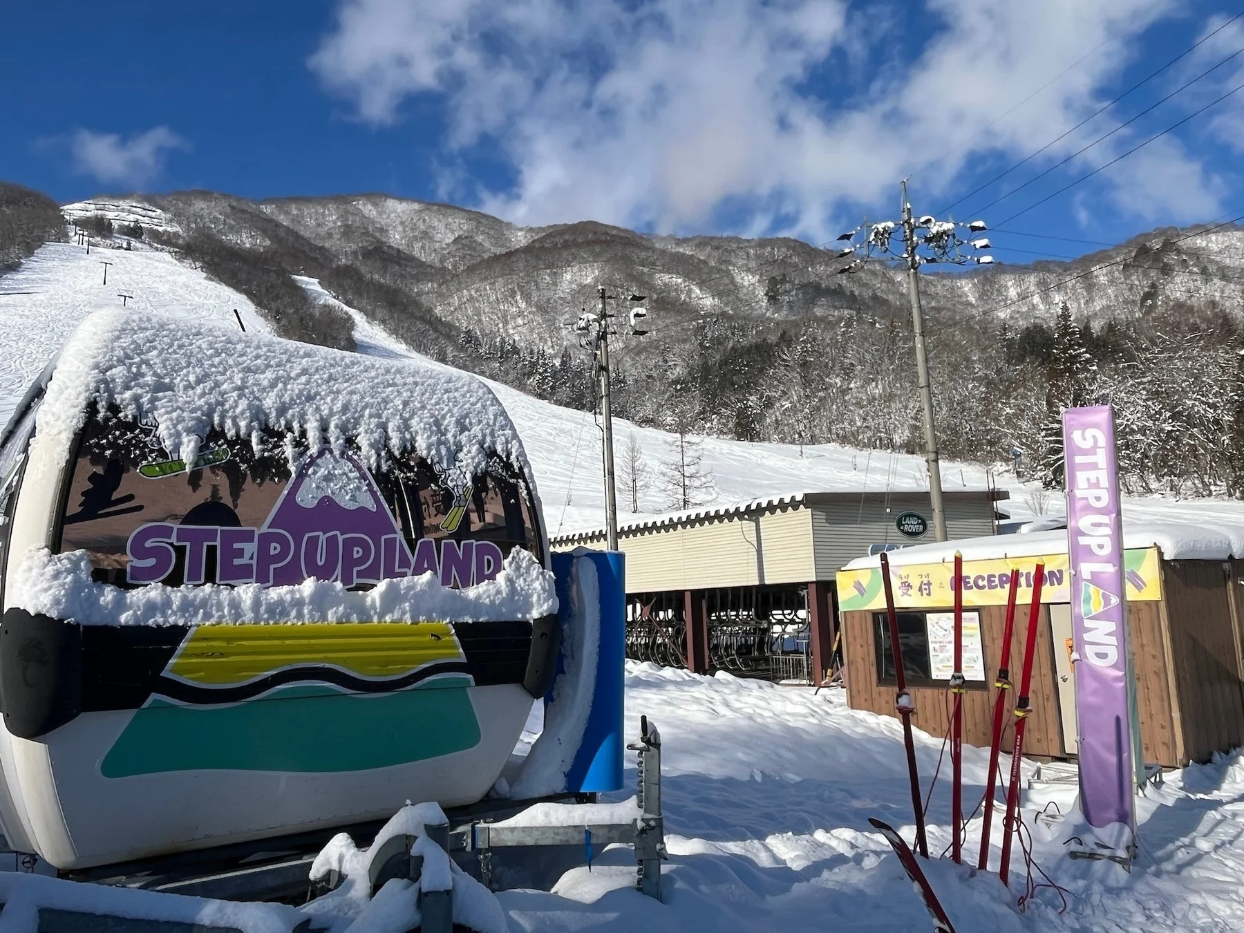スキー場、雪、冬、山、スキー、ゴンドラ、スキーリフト、青空、快晴、スキーコース、受付、建物、木々