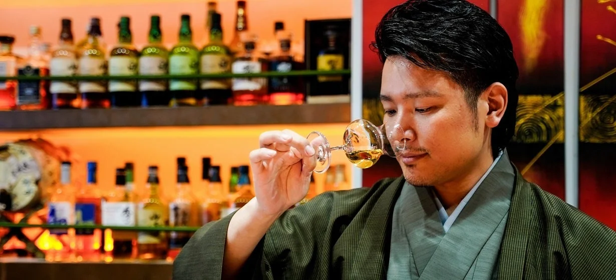 着物を着た男性がウイスキーの香りを嗅ぐ様子
