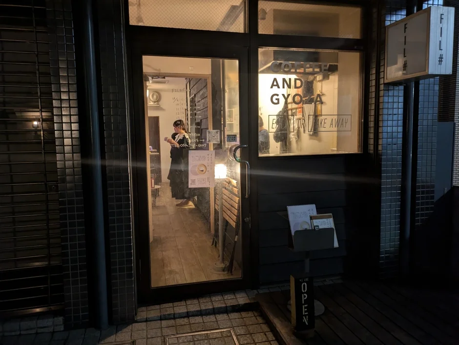 夜の街角にある店舗外観