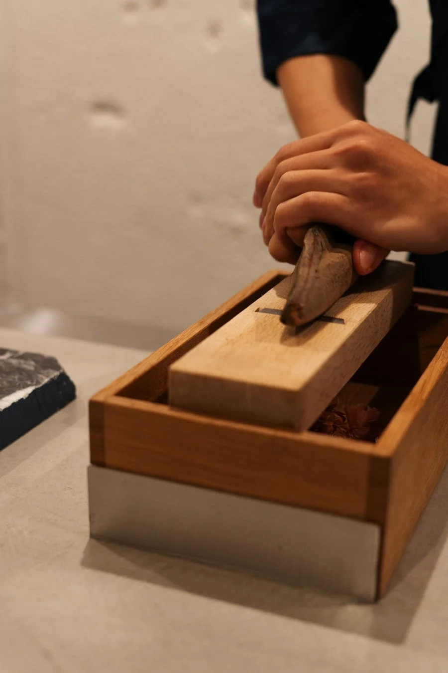 鰹節を削る職人