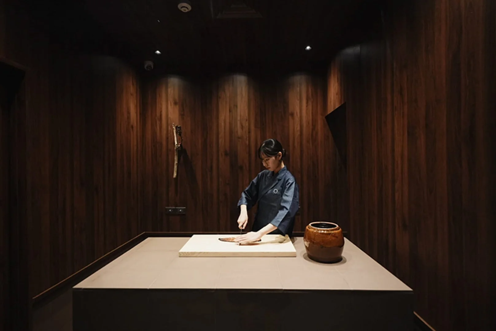 料理人が調理する様子