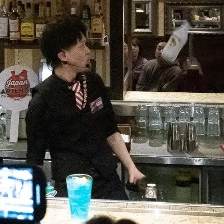 ボトルを高く投げ上げるフレアバーテンダー