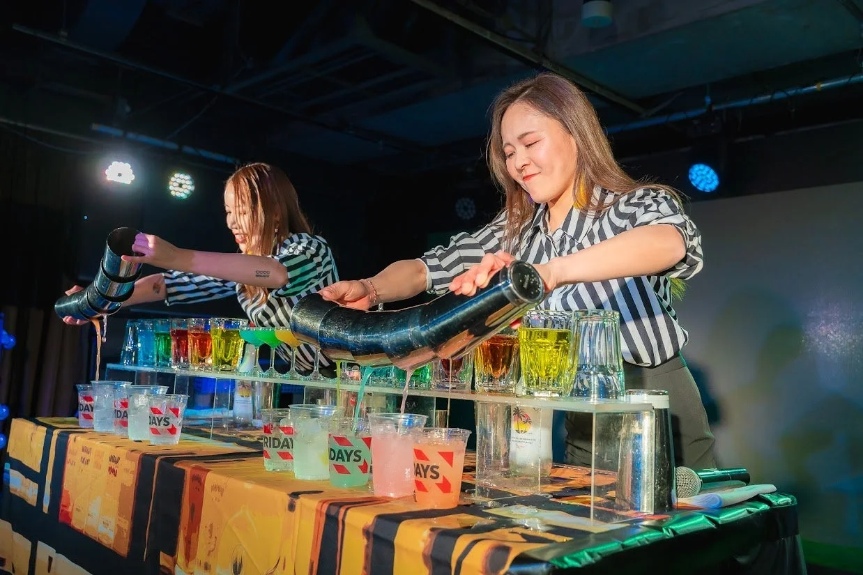 カクテルを注ぐ女性バーテンダーたち