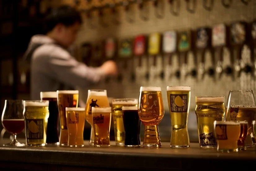 バーカウンターに並ぶクラフトビール