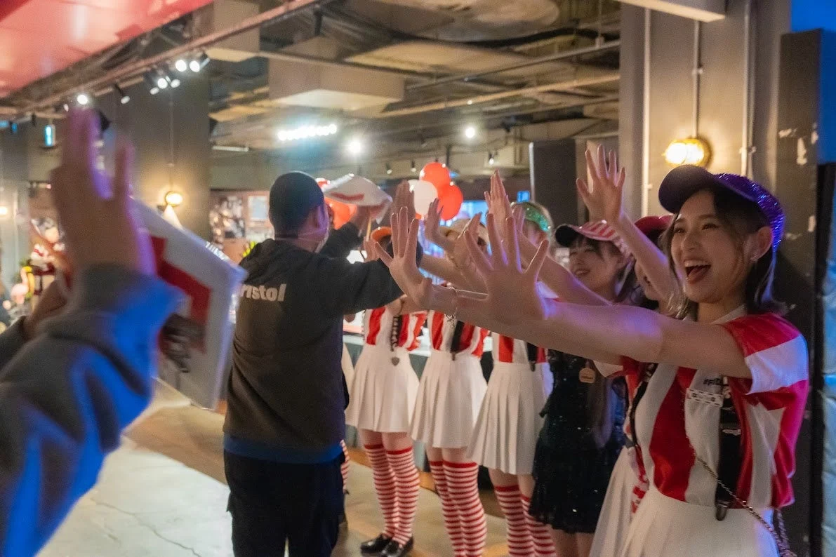 イベントで観客と交流する女性たち