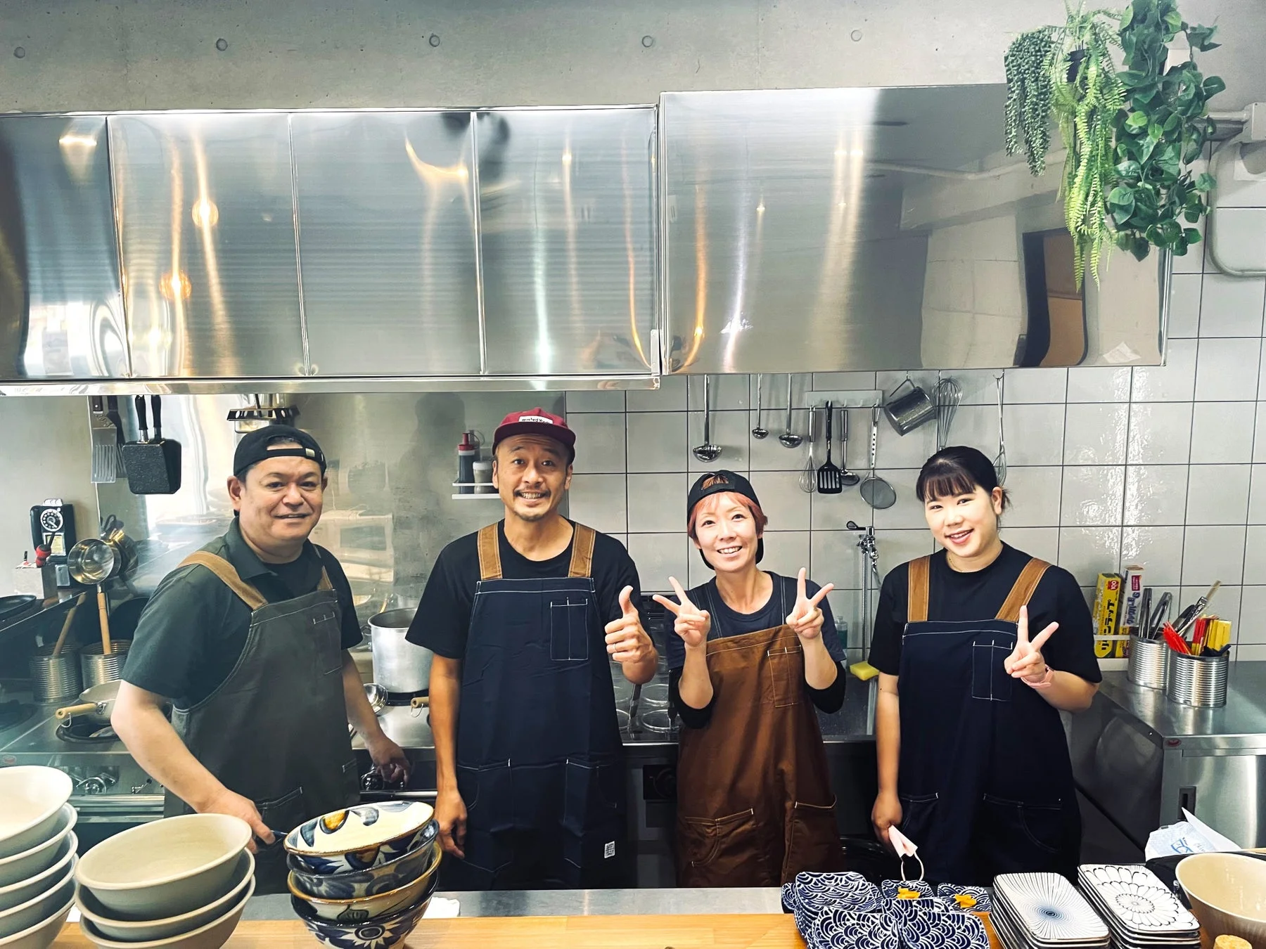 厨房で働くスタッフ