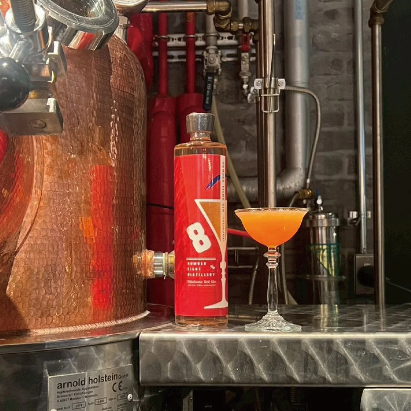 蒸留所内でボトルとカクテル