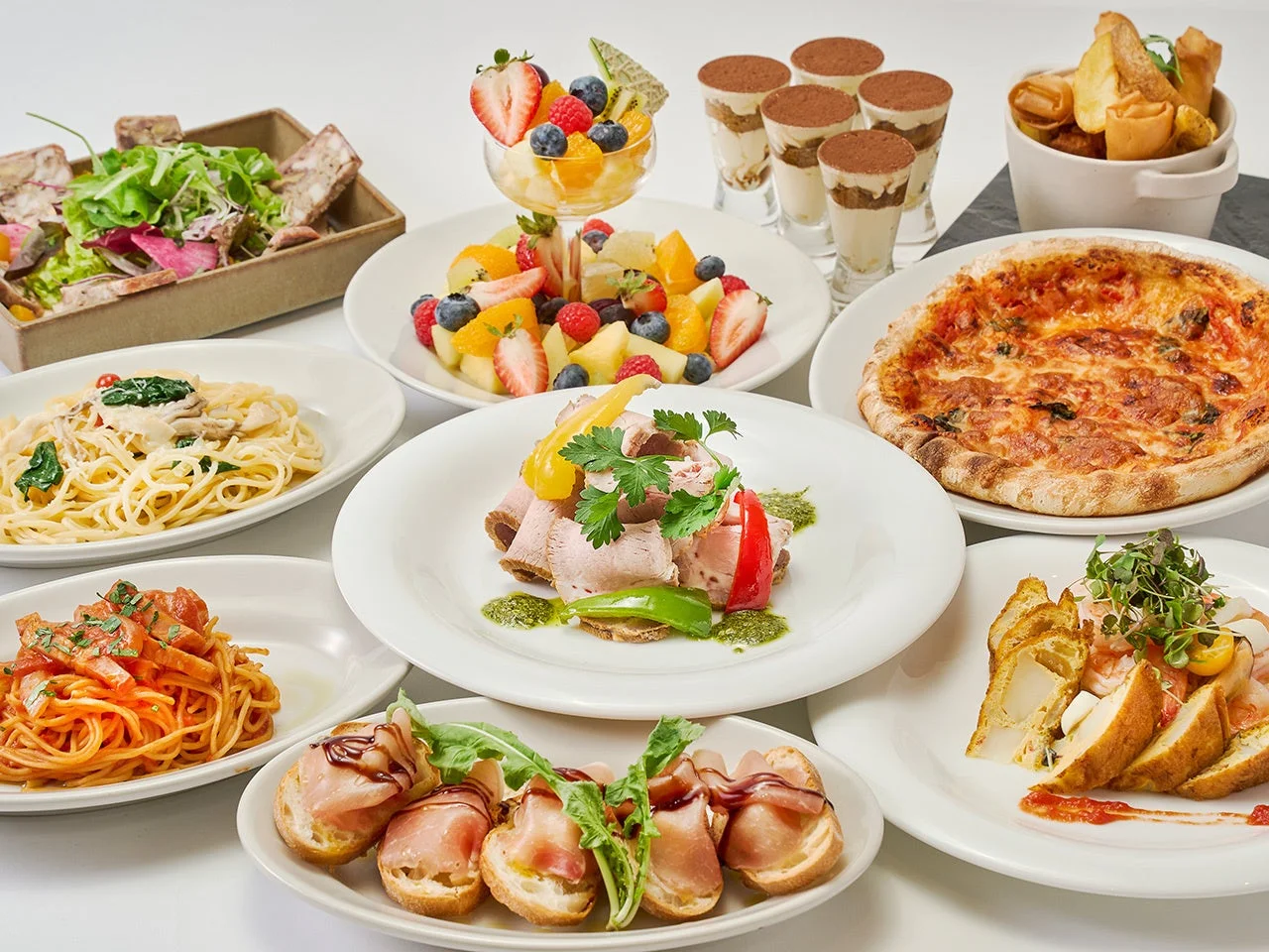 豪華なイタリアン料理の数々が並ぶ食卓