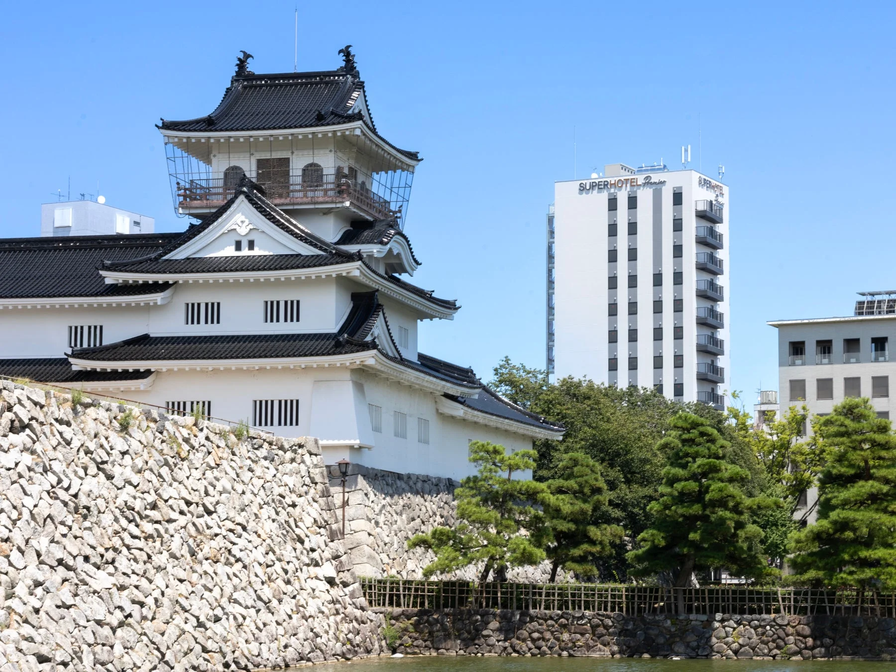 富山城とホテル