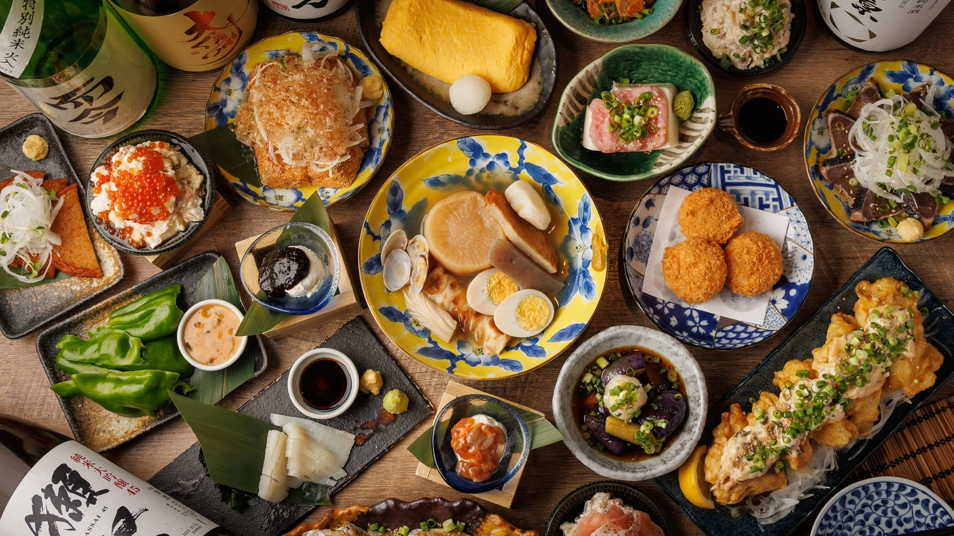 日本酒と居酒屋料理の盛り合わせ