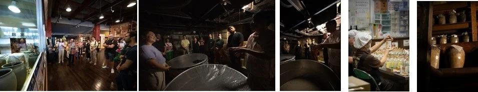 泡盛蒸留所の見学ツアーの様子