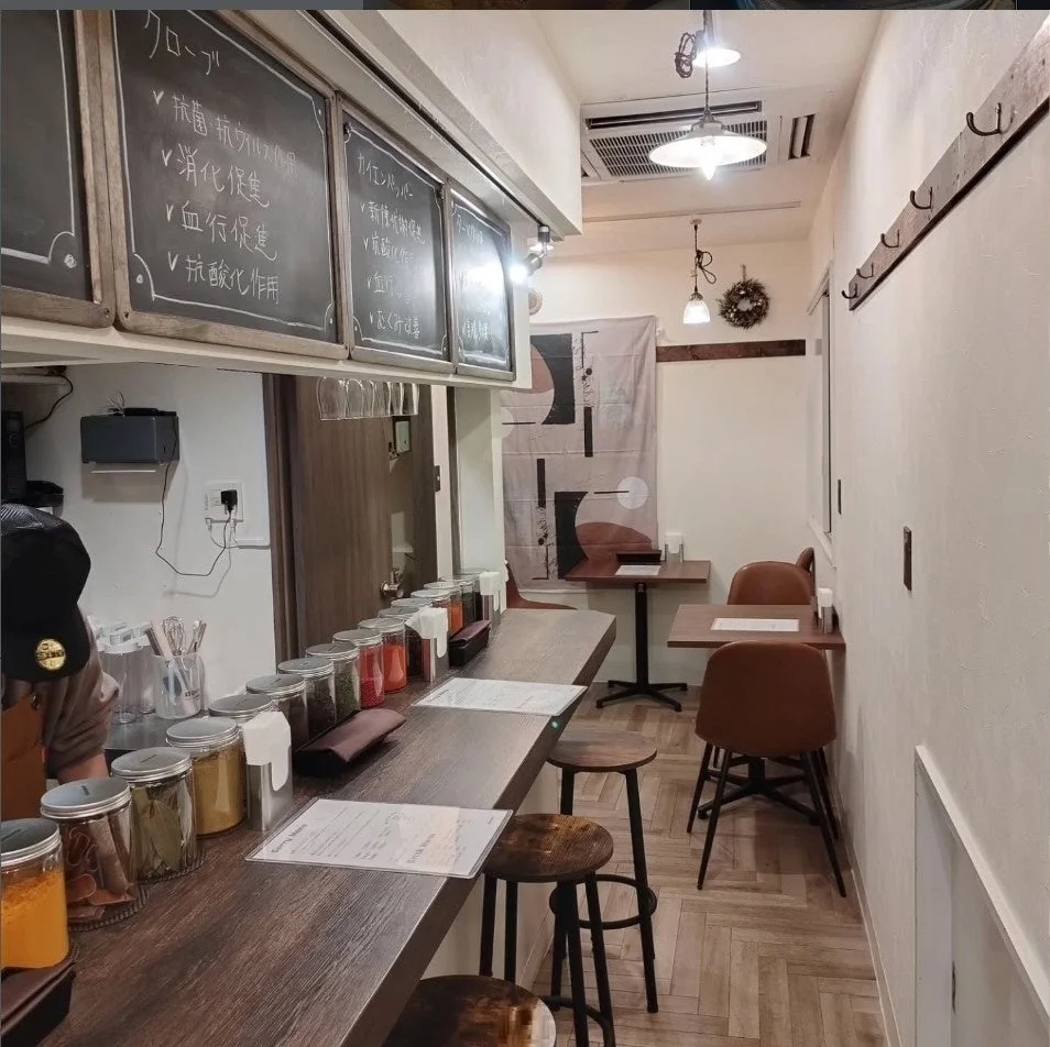 スパイスの並ぶカウンター