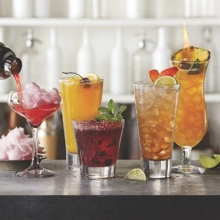 様々なカクテルが並ぶバーカウンター