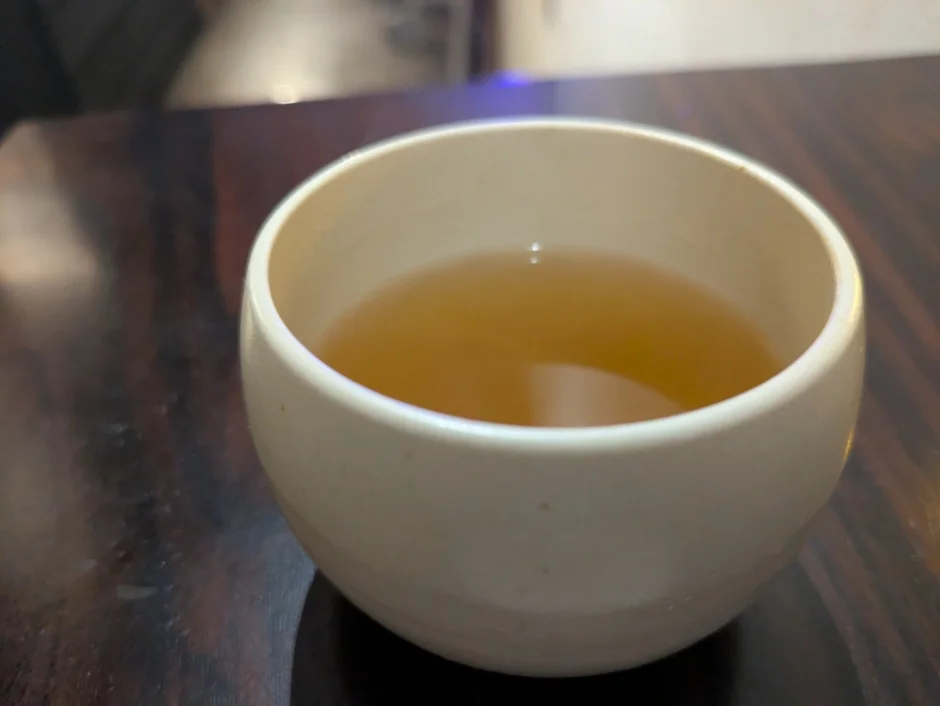 白い湯呑みに入ったお茶