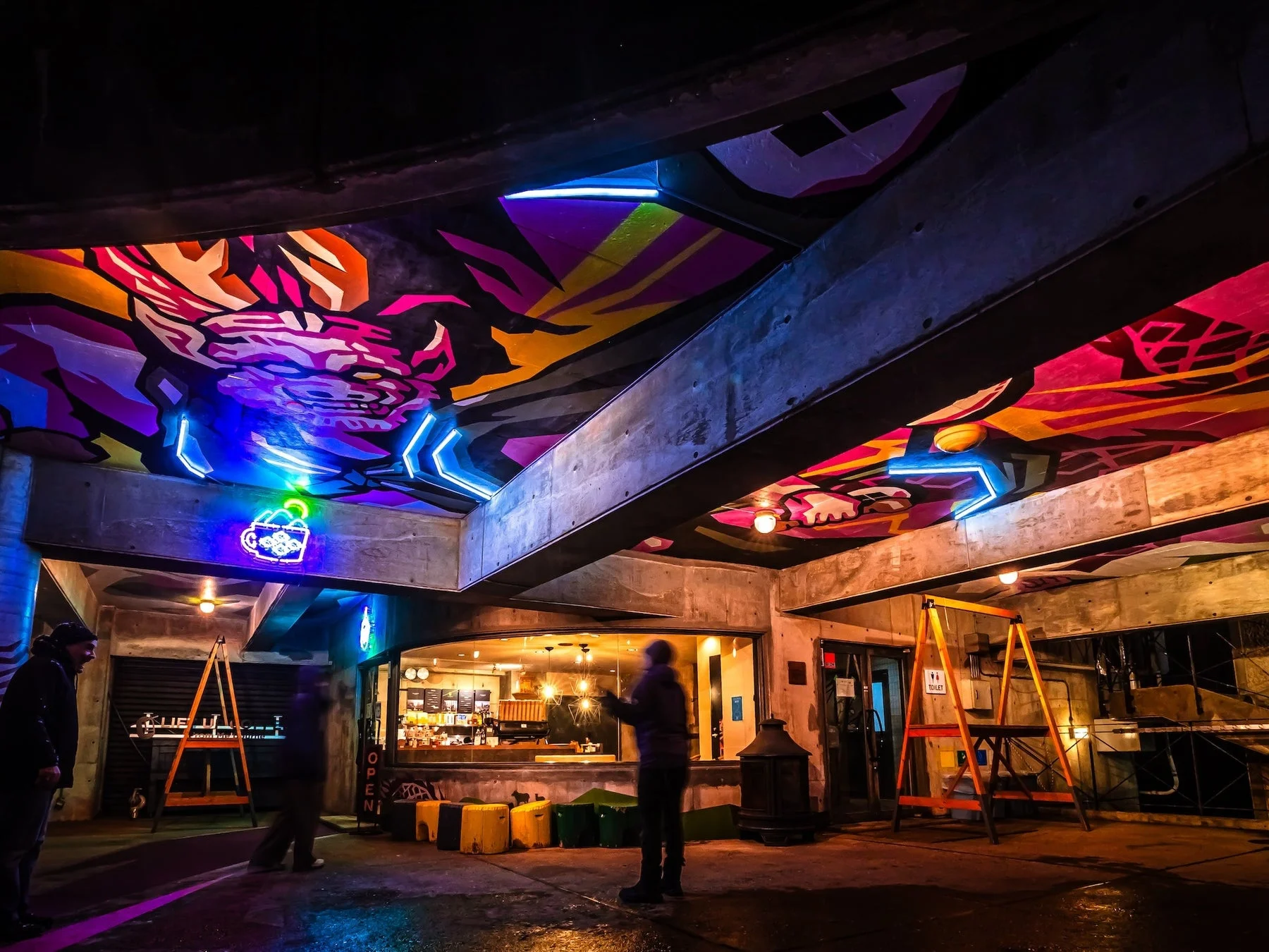 ストリートアート、グラフィティ、ネオンライト、カフェ、バー、夜景、都市、現代アート、室内、カラフル、おしゃれ、空間、壁画、照明