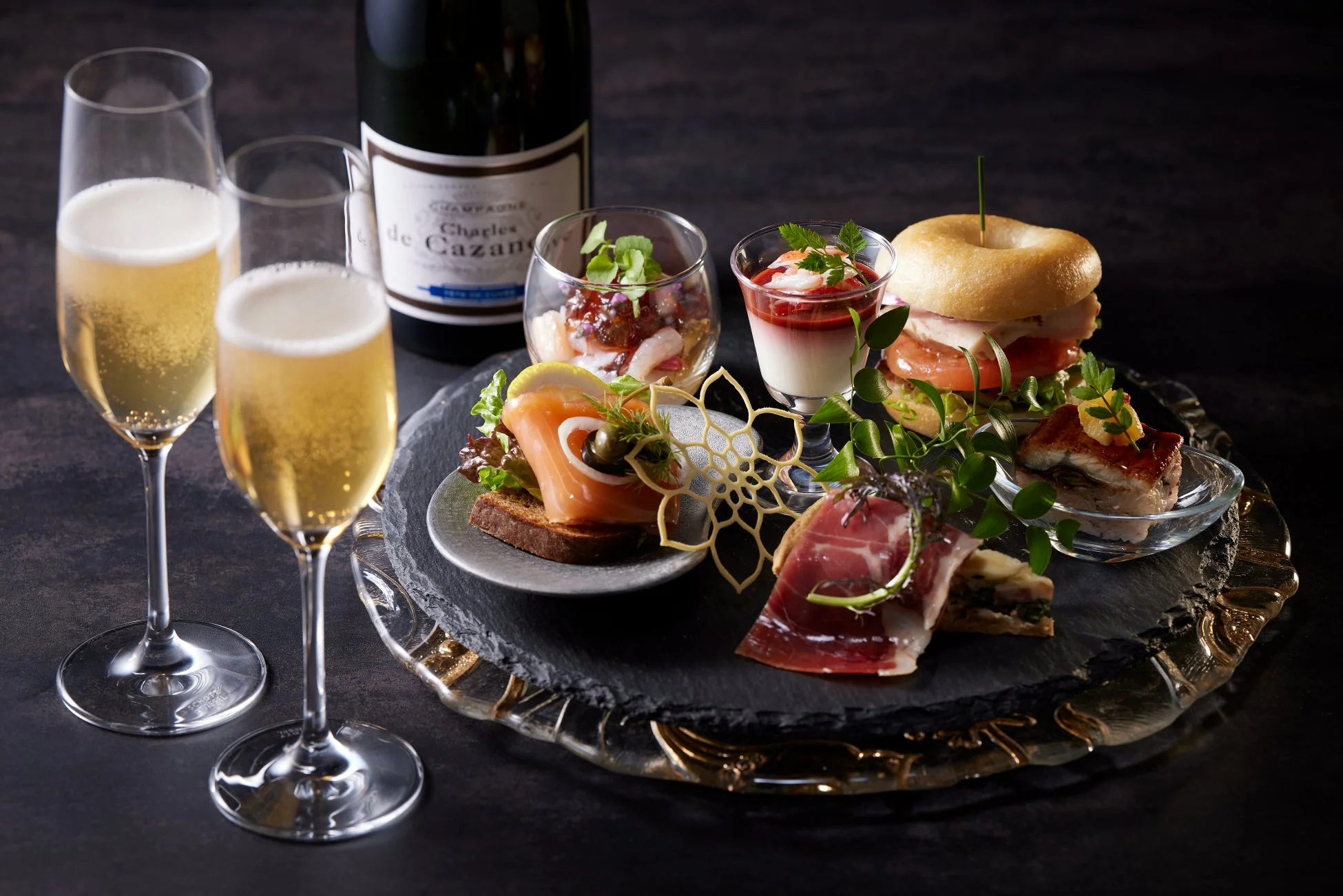 シャンパンボトルとグラスが並び、美しい盛り付けがされた豪華なオードブルの数々