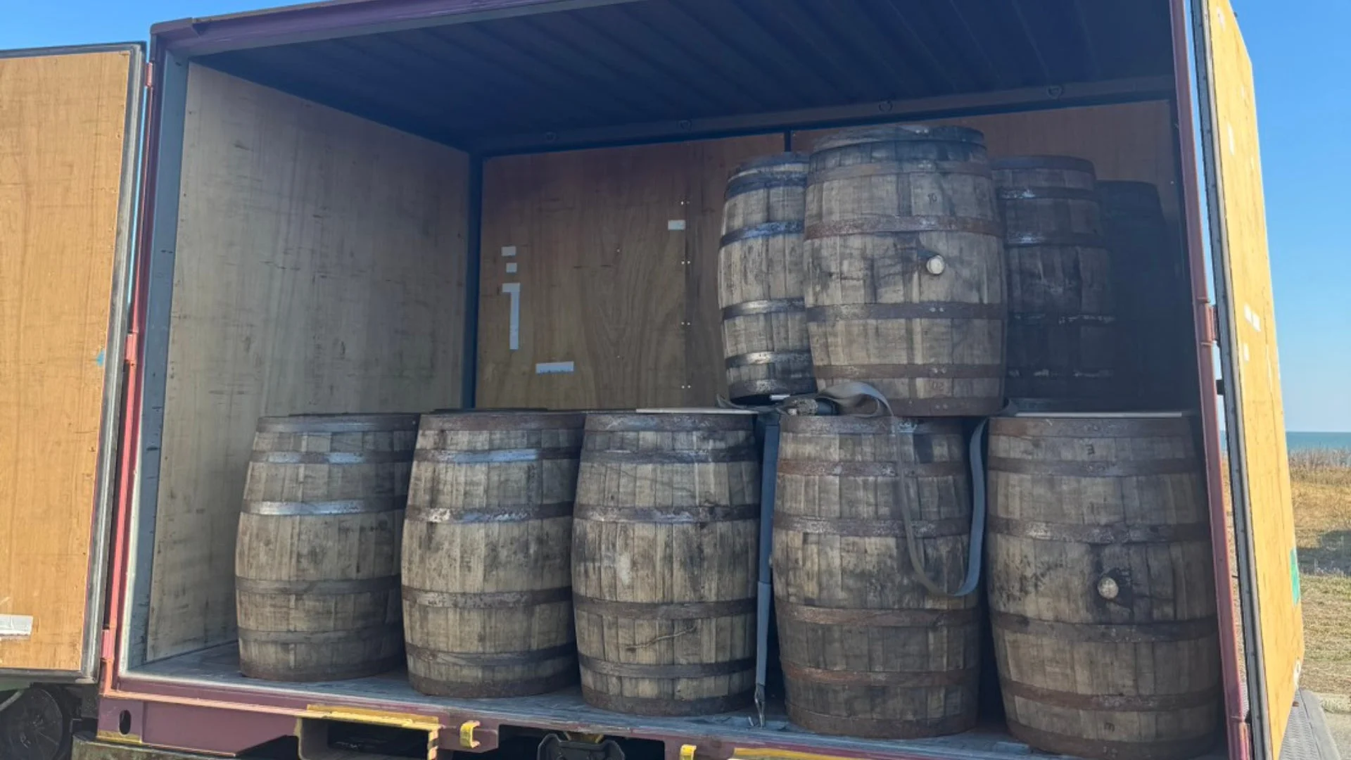 樽が積まれたコンテナ