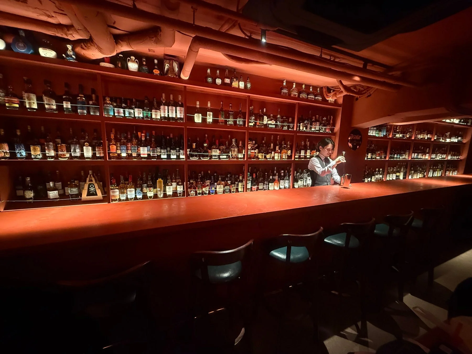 バーテンダーがカクテルを作る様子