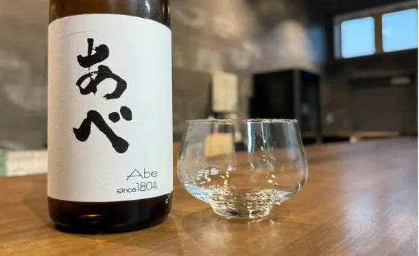 日本酒の瓶とグラス