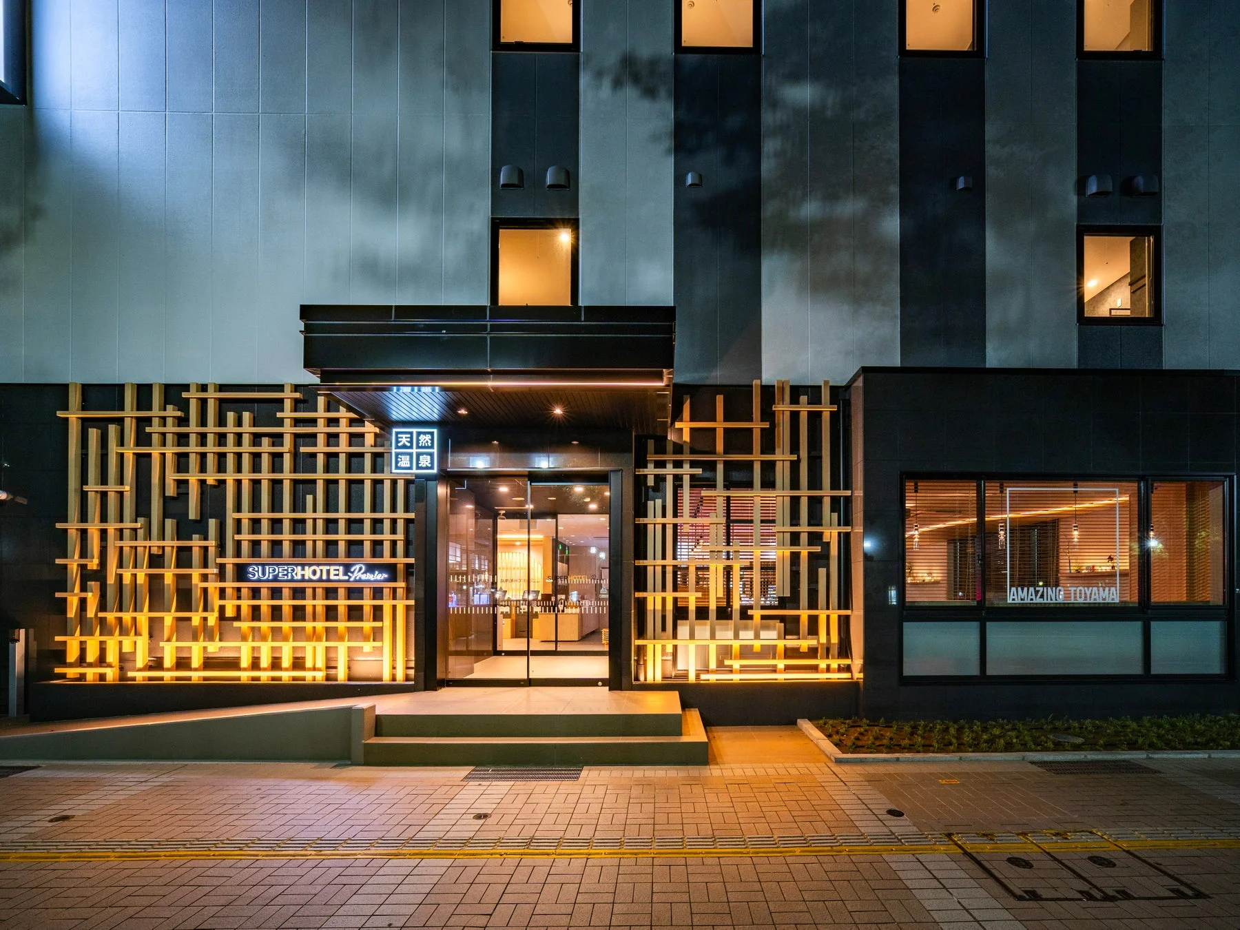 ライトアップされたホテルの夜景