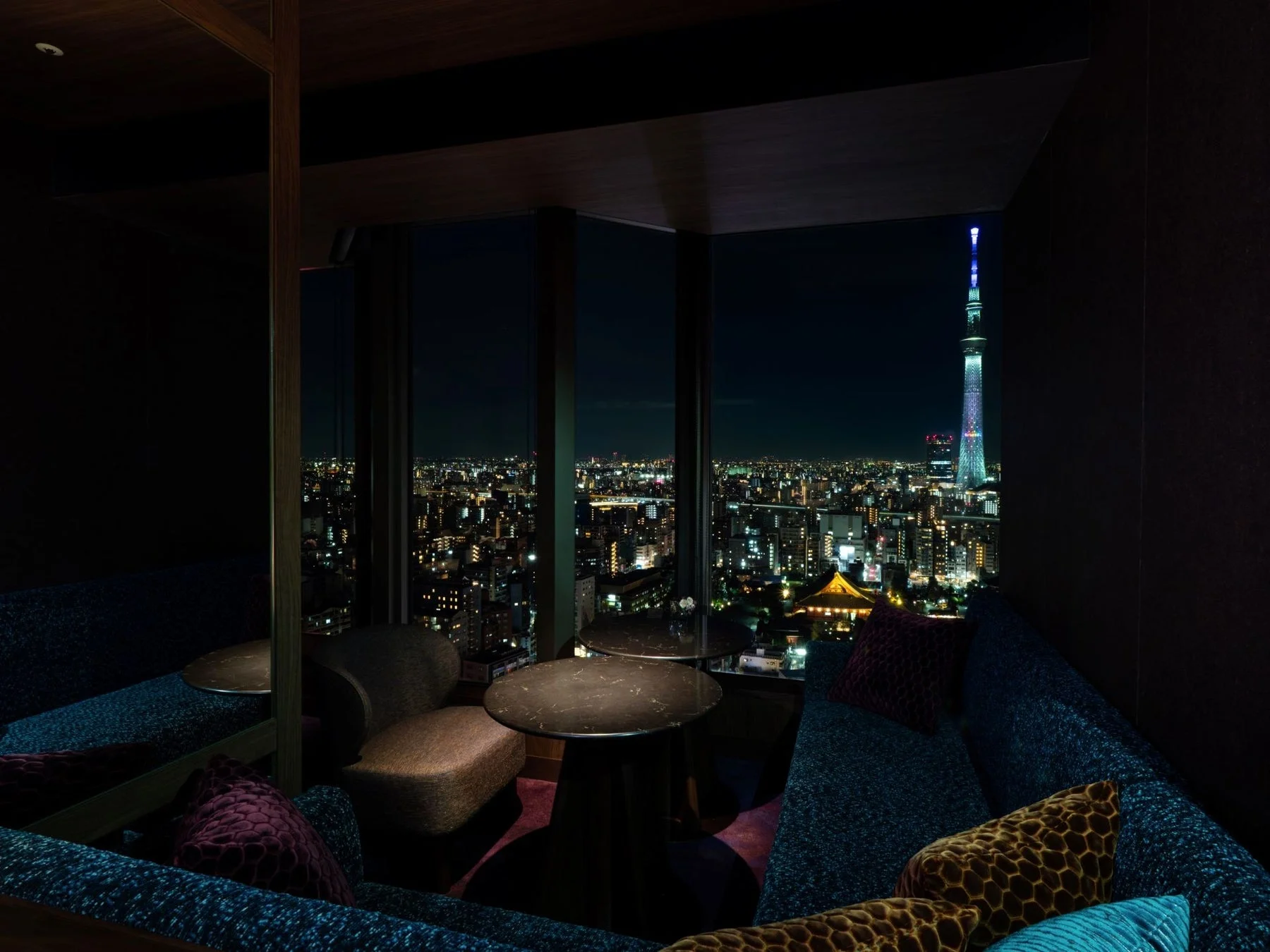 東京スカイツリーと煌めく夜景を一望できる、高層階にあるラグジュアリーなラウンジの様子