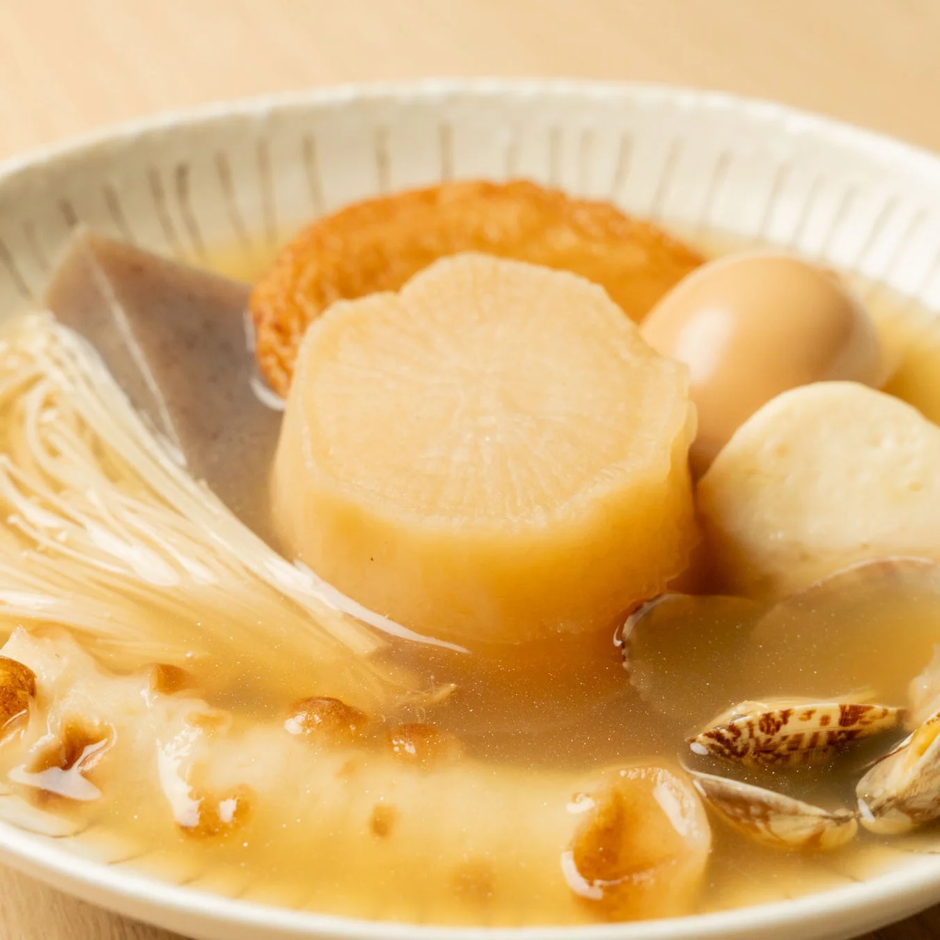 様々なおでんの具材が浸かったクローズアップ