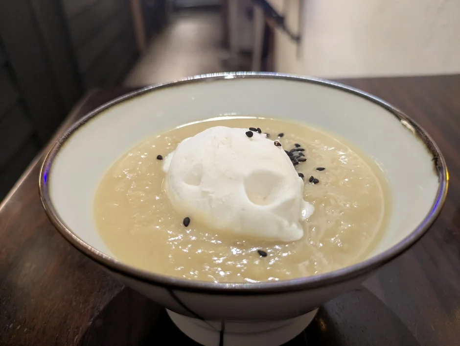 白いアイスクリームが乗った薄茶色のぜんざい