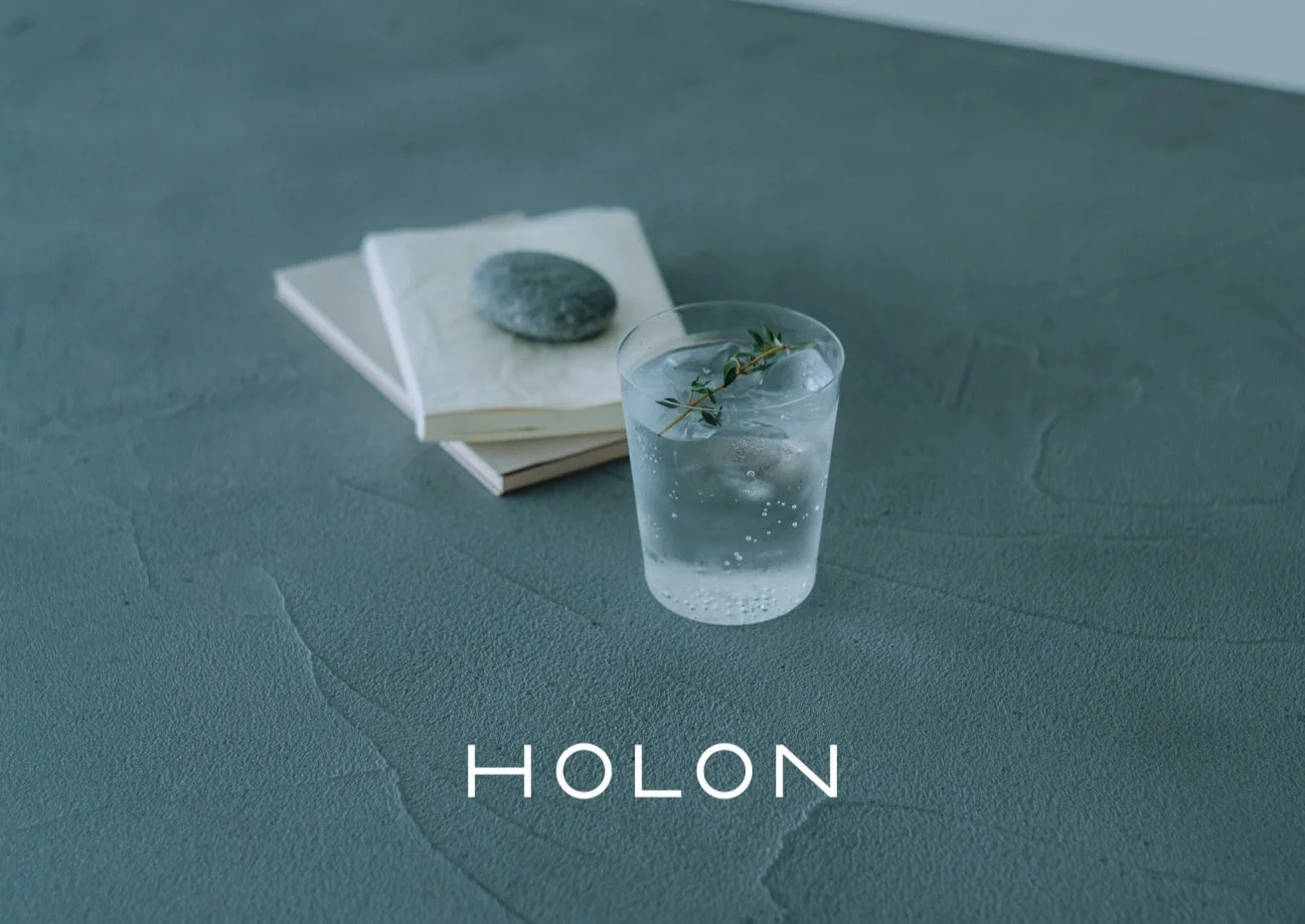 氷とハーブが入った水の入ったコップ