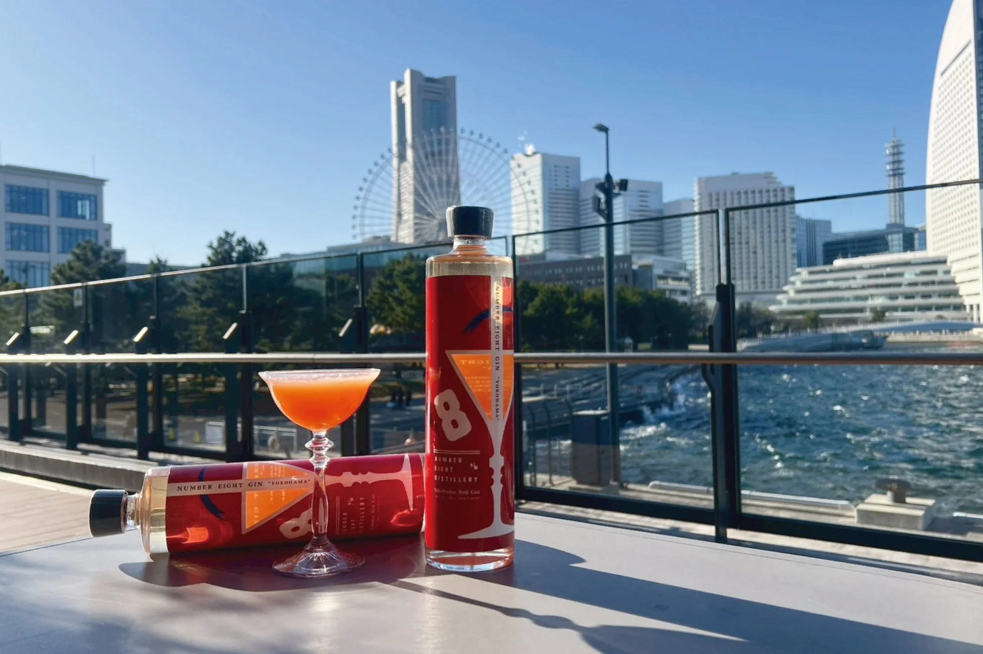 横浜の都市景観を背景にしたボトルとカクテル