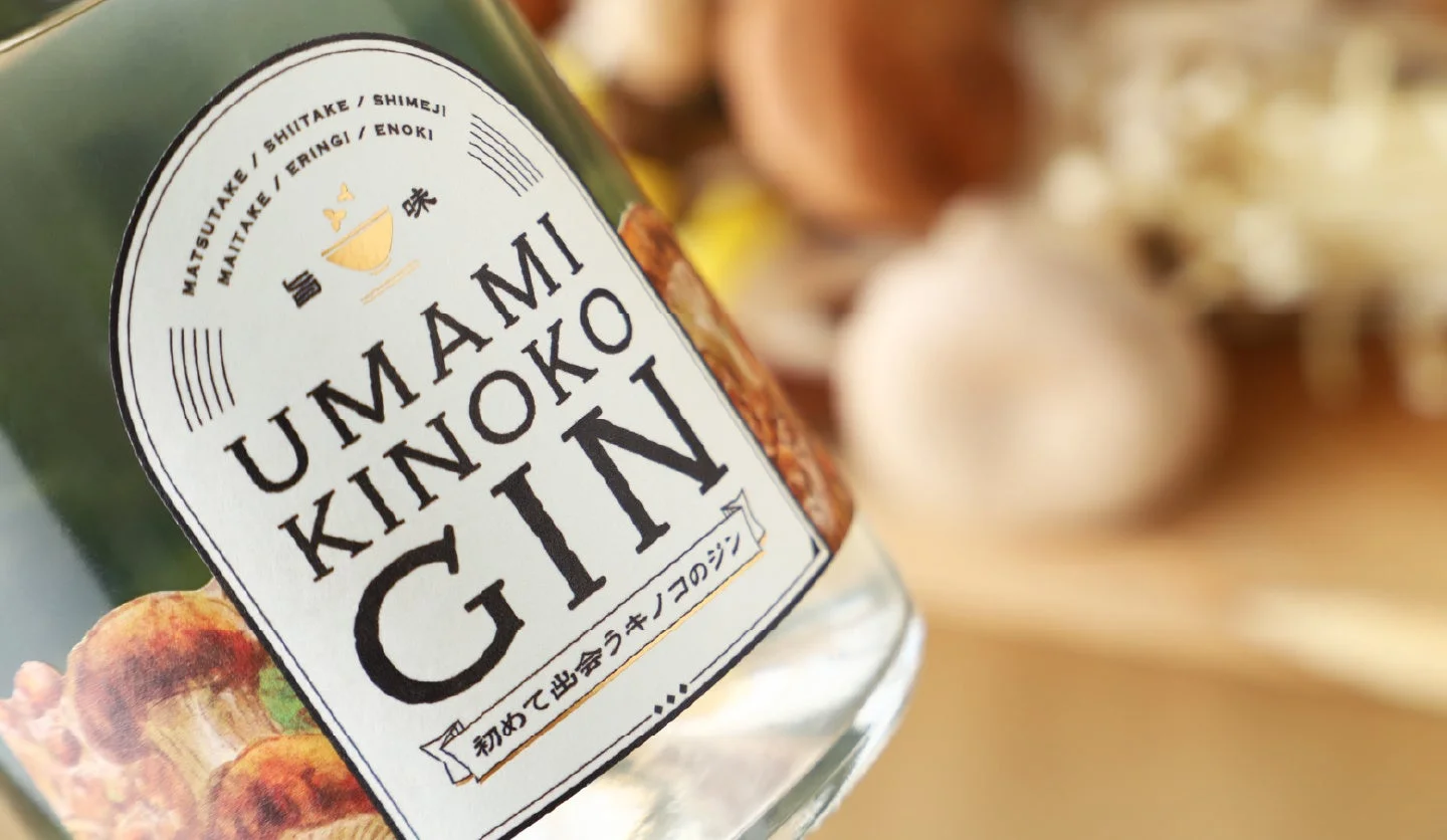 UMAMI KINOKO GINのラベルとキノコ