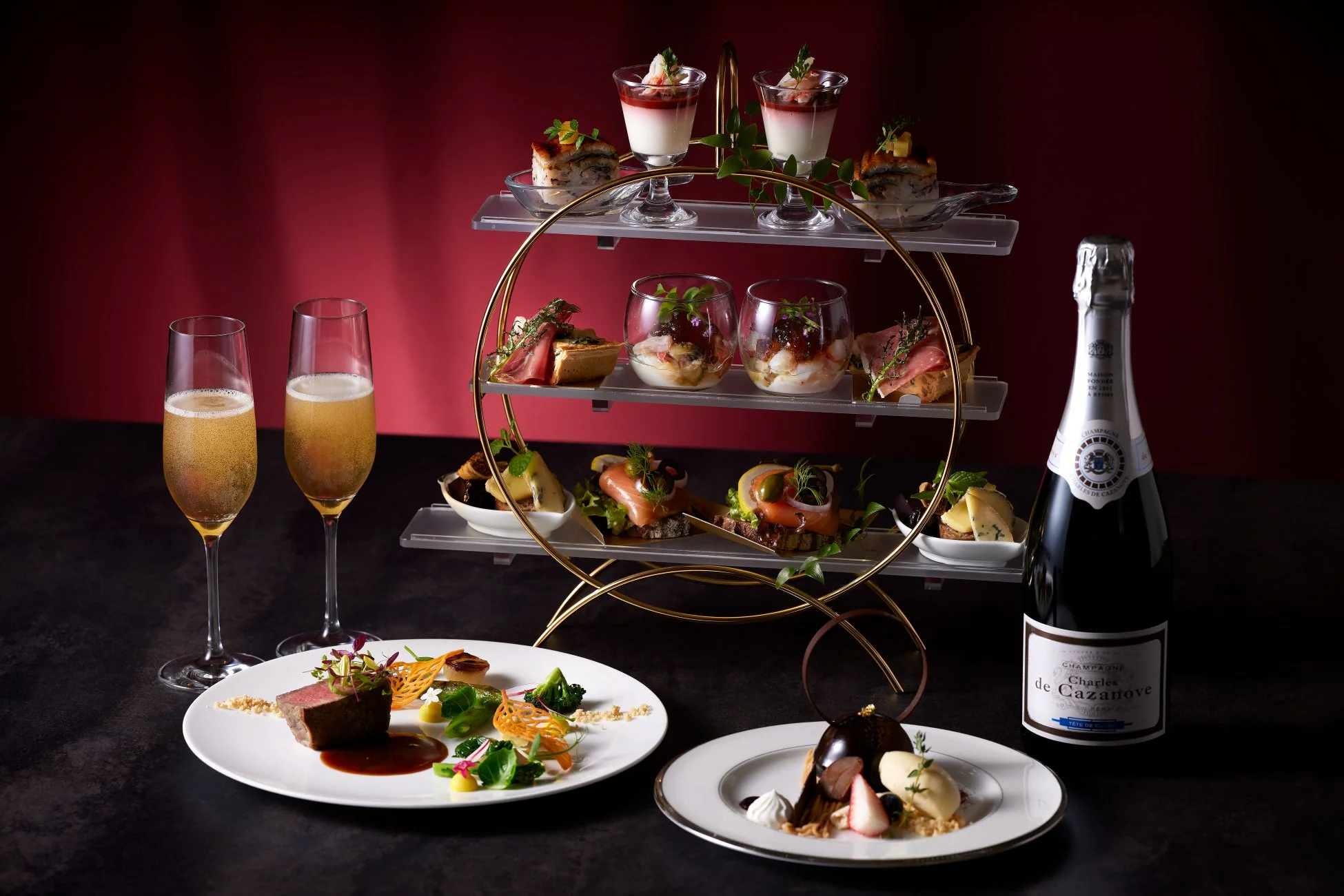 豪華な三段スタンドに盛り付けられたイブニングハイティーの料理