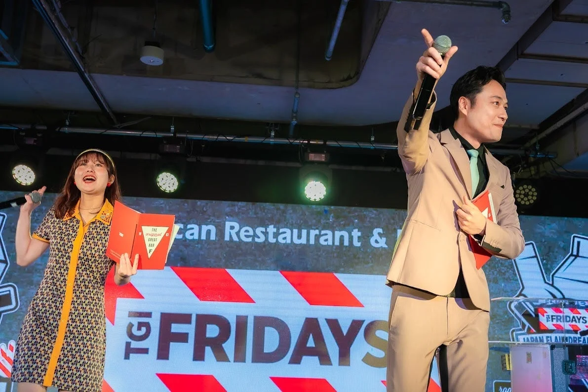 イベントステージで司会をする男女