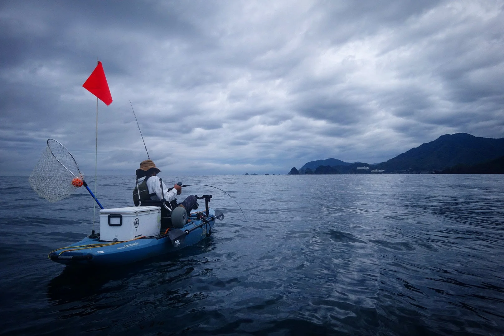 カヤックフィッシングを楽しむ人