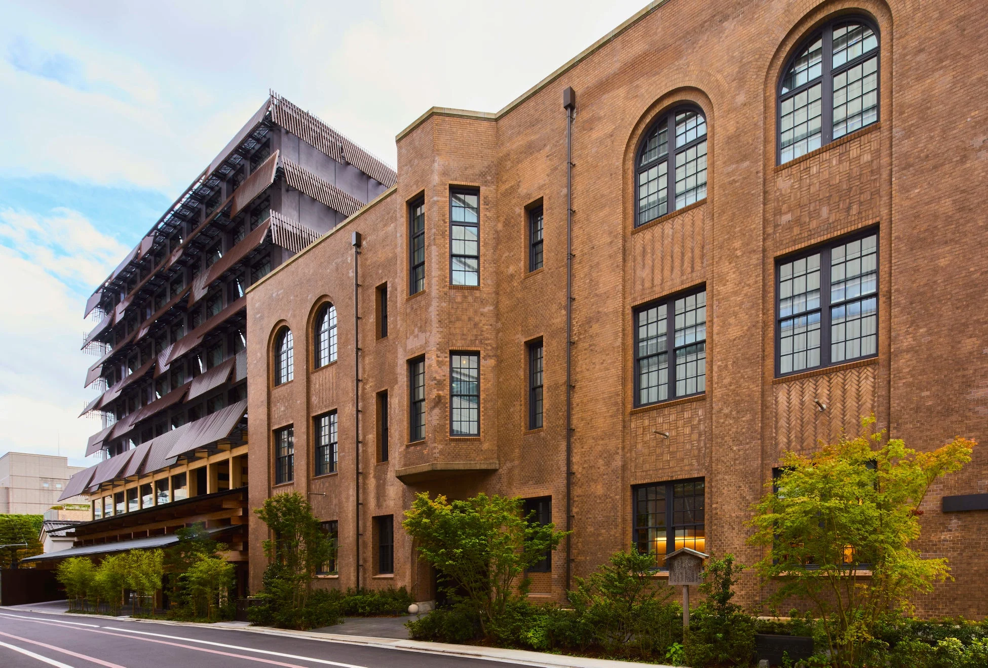 複数の建築様式が共存する都市の景観