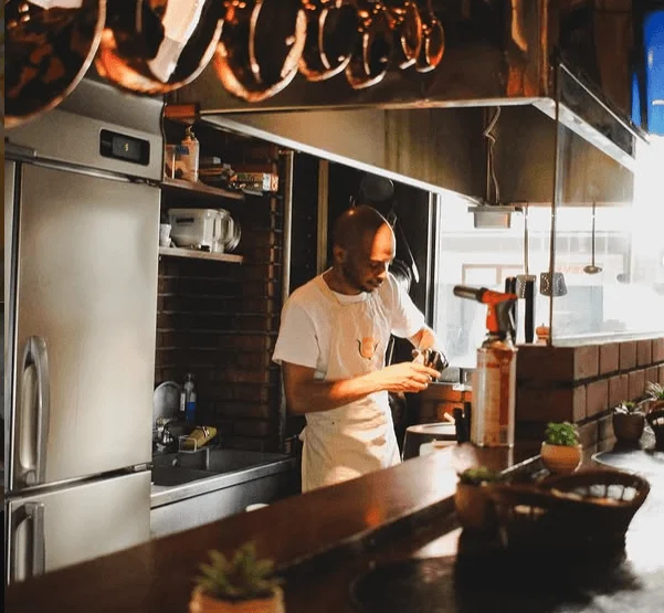 シェフが調理をしている様子