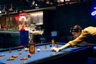 銀座の夜が燃え上がる！🔥アロフト東京銀座で体験する、刺激的なシナモンウイスキー「FIREBALL」の世界✨