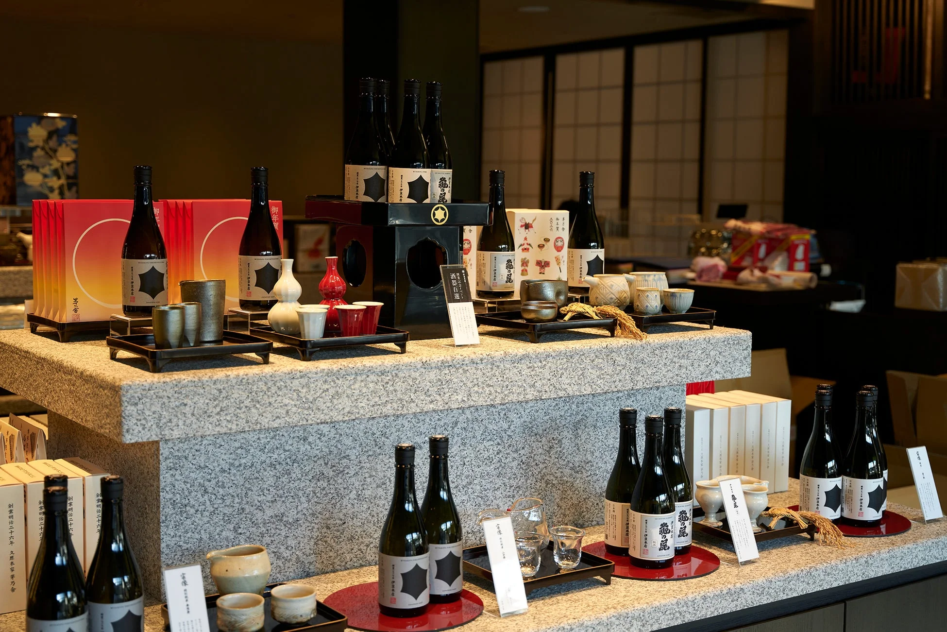 日本酒と酒器のディスプレイ