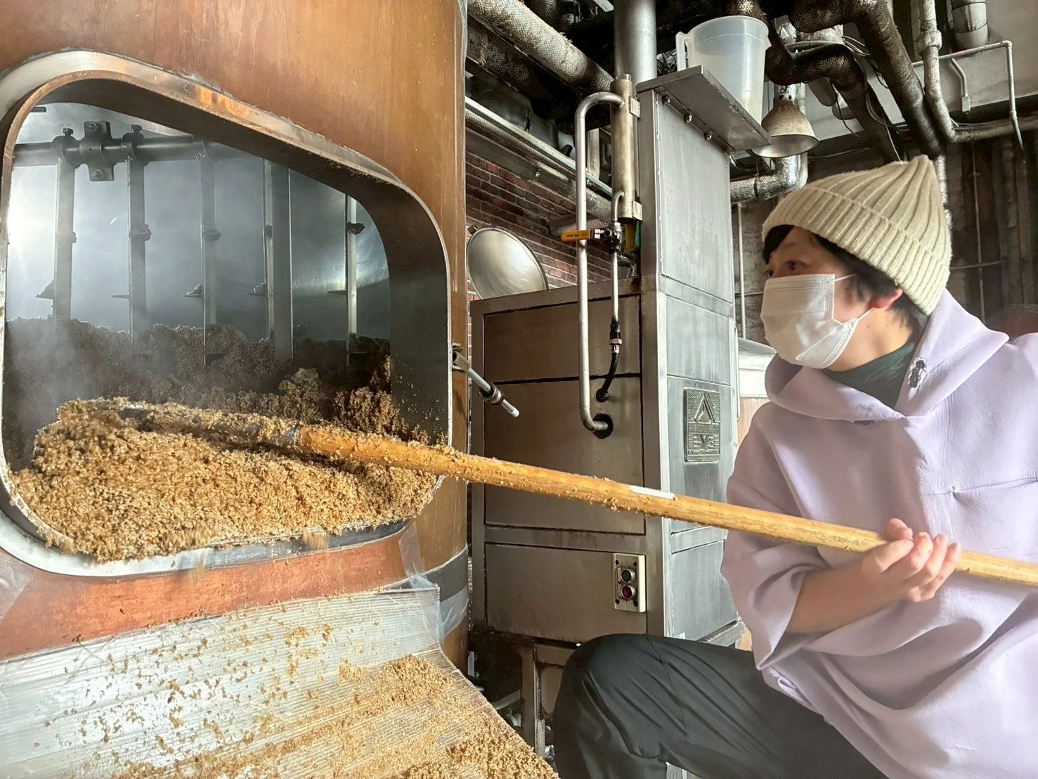 醸造所で麦芽をかき混ぜる様子