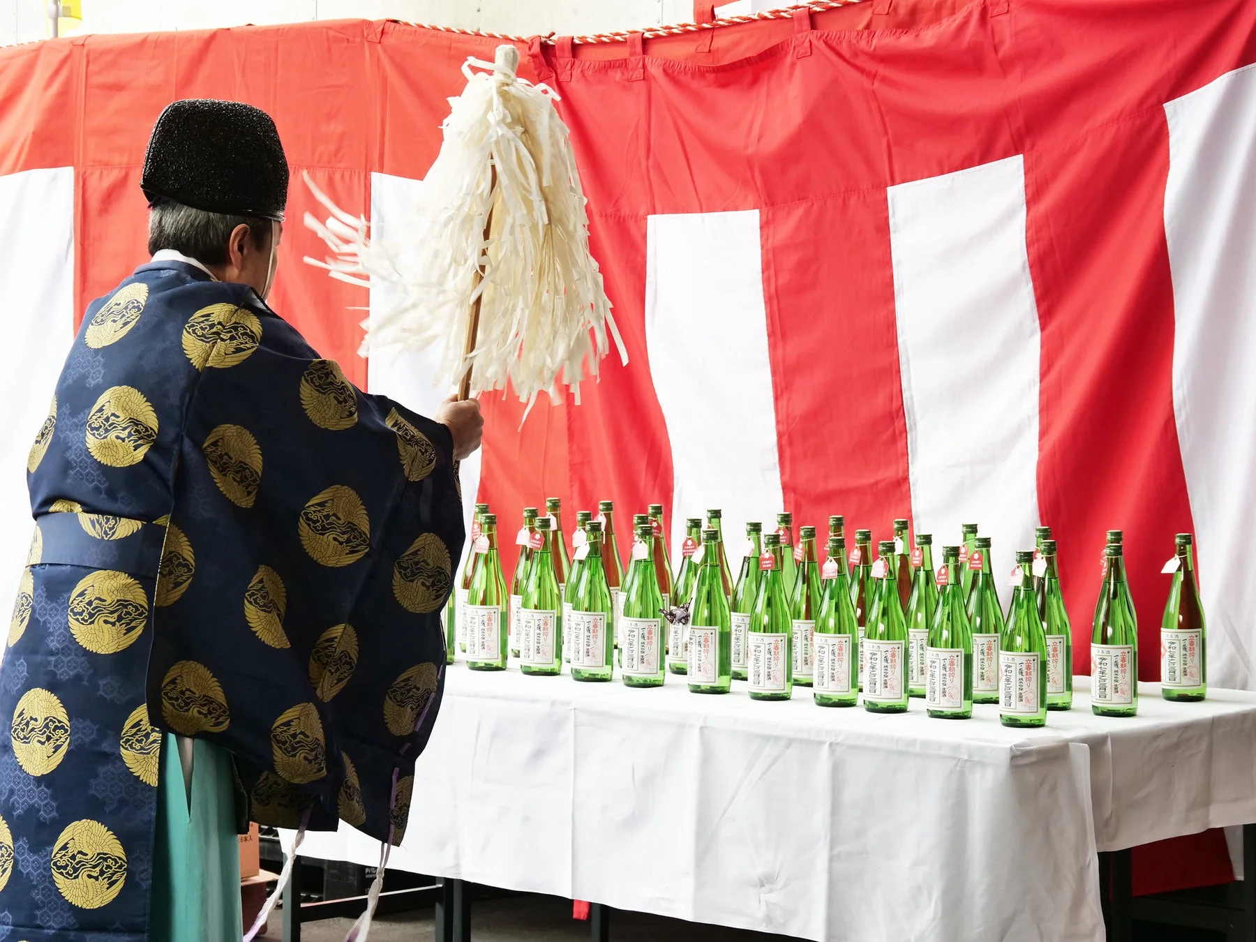 神社でのお祓いの様子