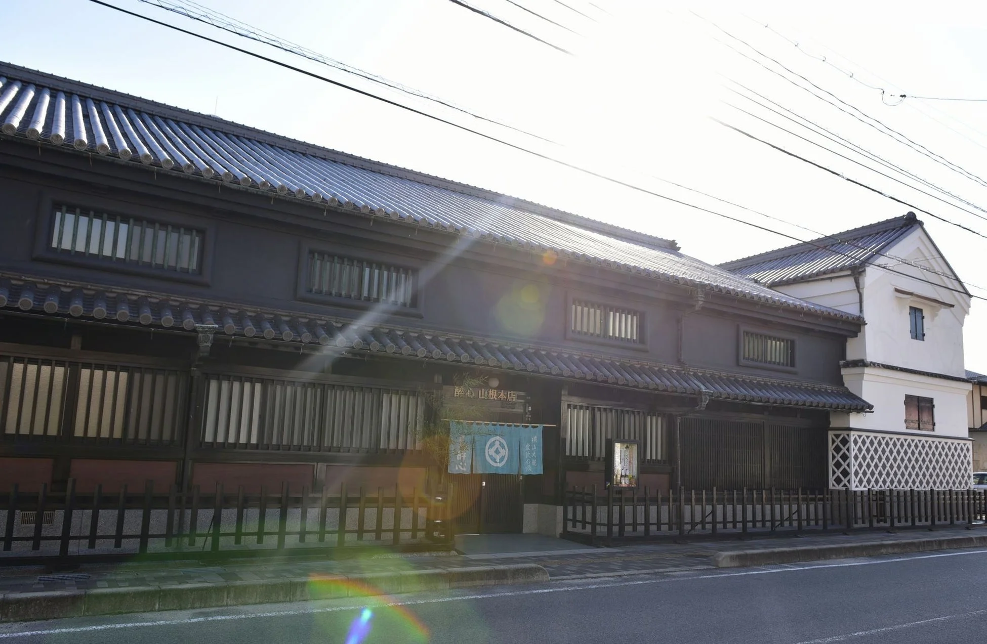 日本家屋、伝統建築、酒店、酒蔵、暖簾、瓦屋根、黒壁、街並み、晴れ、醉心、山根本店、日本酒、建物