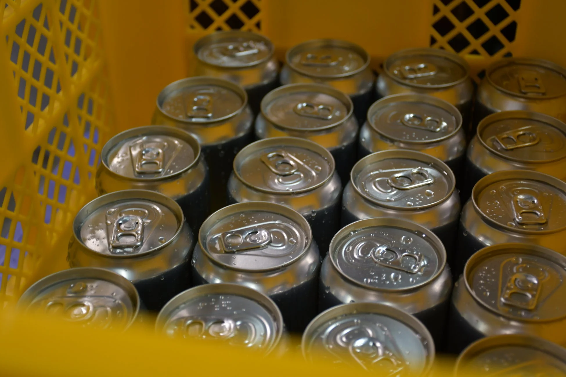 黄色いプラスチック製の箱に入ったアルミ缶