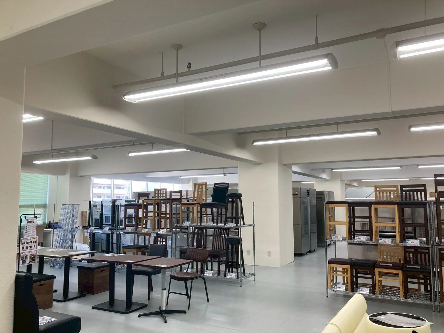 店舗内の椅子とテーブル